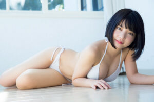 根本凪 水着