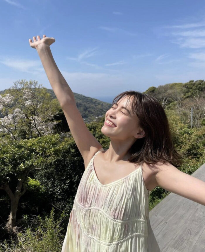 新條由芽 水着