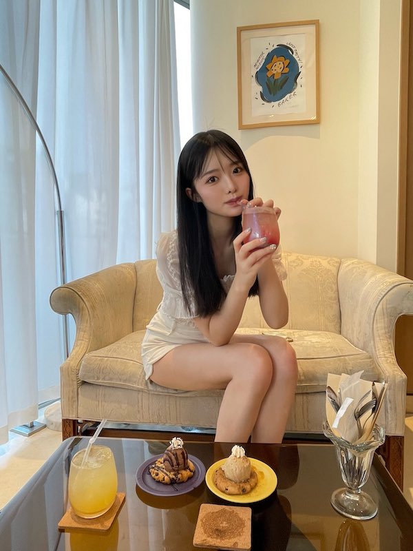 高鶴桃羽 水着